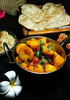 ফুলকো লুচি নিরামিষ আলুর দম (fulko luchi niramish alur dom recipe in Bengali) রেসিপির প্রধান ছবি