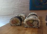 Una foto de sushi atún