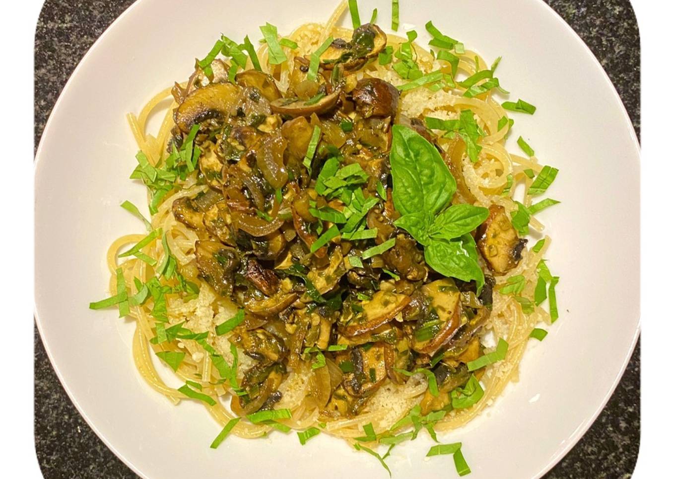 Pâtes aux champignons et pesto de basilic