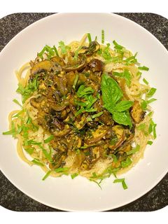 Une photo de Pâtes aux champignons et pesto de basilic