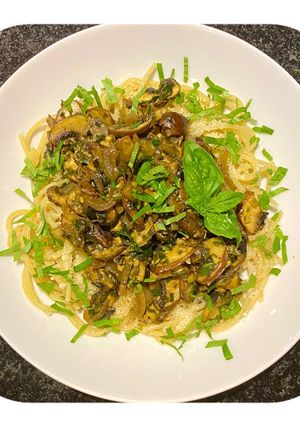 Une photo de Pâtes aux champignons et pesto de basilic