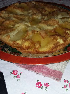 Una foto de Torta invertida de manzana fácil y económica