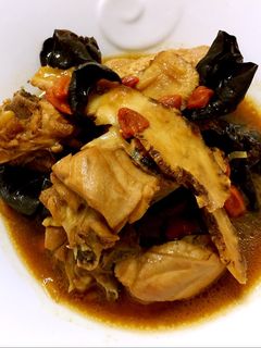 A picture of Green Grape Chinese Wine Chicken With Wood Ear Fungus.