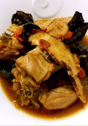 A picture of Green Grape Chinese Wine Chicken With Wood Ear Fungus.