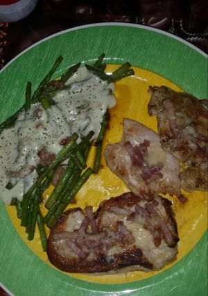 Una foto de Filetes de pavo con espárragos al roquefort