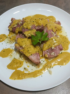Una foto de Codillo con crema de verduras variadas