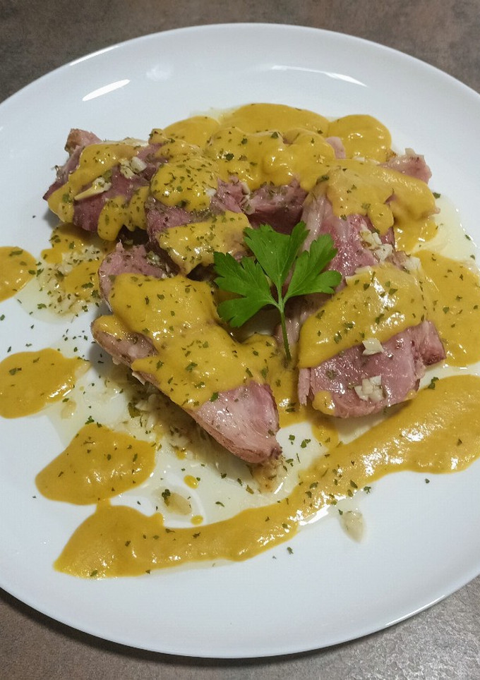 Una foto de Codillo con crema de verduras variadas