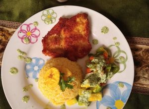 Una foto de Fiesta de colores: Pechuga apanada con ensalada