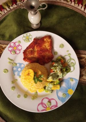 Una foto de Fiesta de colores: Pechuga apanada con ensalada
