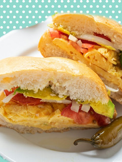 Una foto de Torta de huevo fácil y rápido y por cierto delicioso con 🍞🥑😋