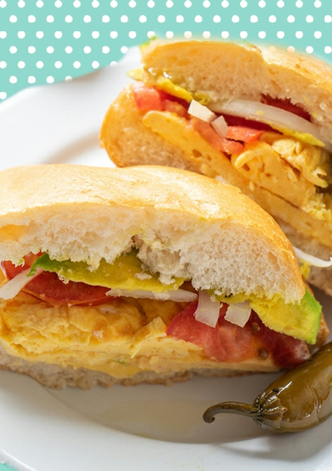Una foto de Torta de huevo fácil y rápido y por cierto delicioso con 🍞🥑😋