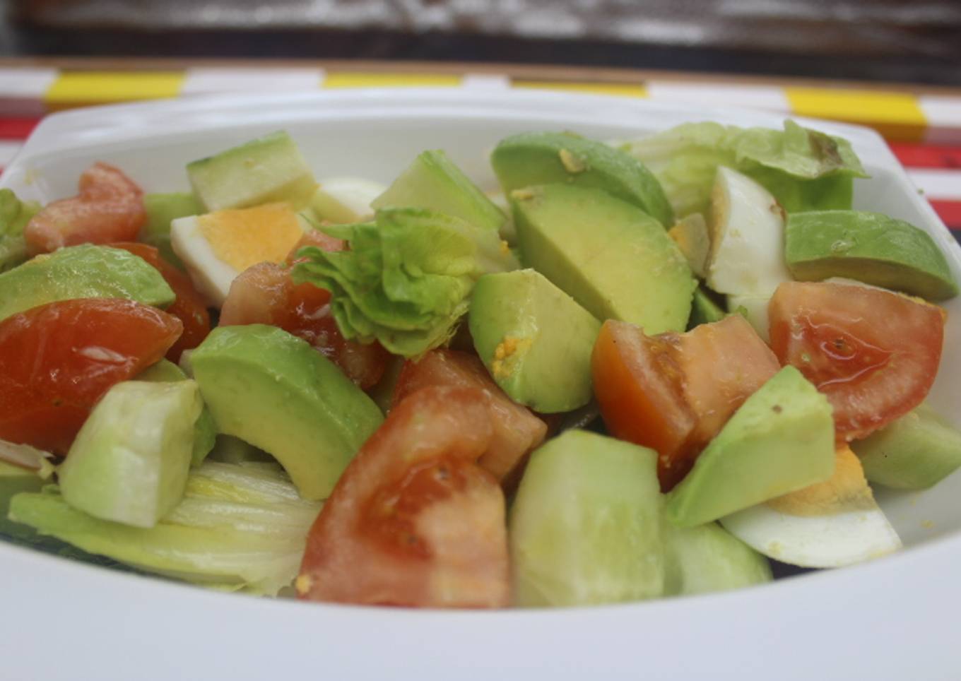 Ensalada con pepino, aguacate y huevo duro
