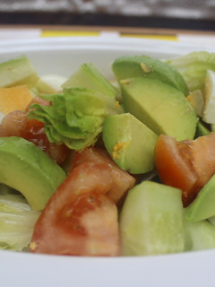 Una foto de Ensalada con pepino, aguacate y huevo duro