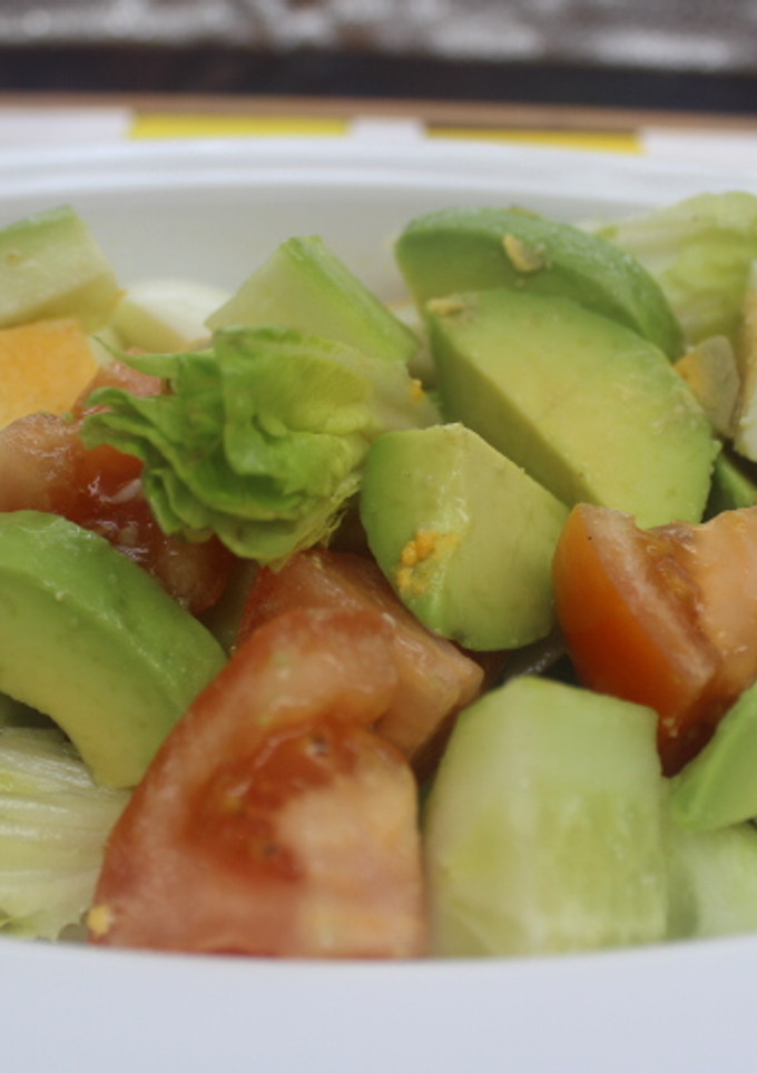 Una foto de Ensalada con pepino, aguacate y huevo duro