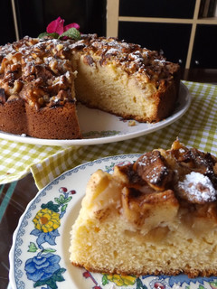 Una foto de Bizcocho suave con cubierta de manzanas, de azúcar, de canela y de nueces