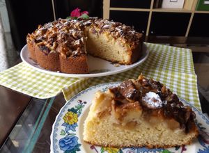 Foto principal de Bizcocho suave con cubierta de manzanas, de azúcar, de canela y de nueces