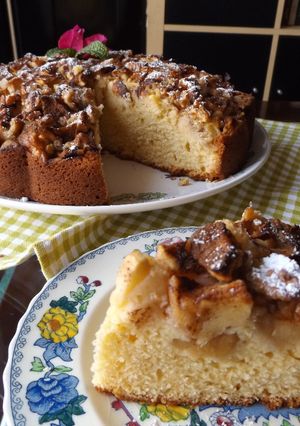Foto principal de Bizcocho suave con cubierta de manzanas, de azúcar, de canela y de nueces