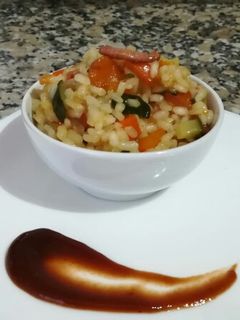 Una foto de Arroz con verduritas y bacon