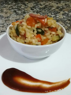 Una foto de Arroz con verduritas y bacon
