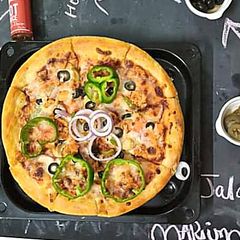 A picture of Chicken Tandoori pizza❤🍕🍕.