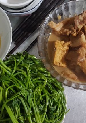 Hình của món Thịt kho đậu phụ, rau lang chấm nước kho thịt.
