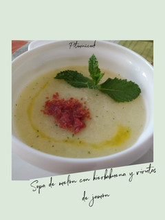 Una foto de Sopa de Melón con hierbabuena y virutas de jamón