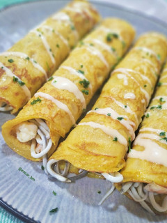 Una foto de Crêpe de calabaza con gulas y langostinos