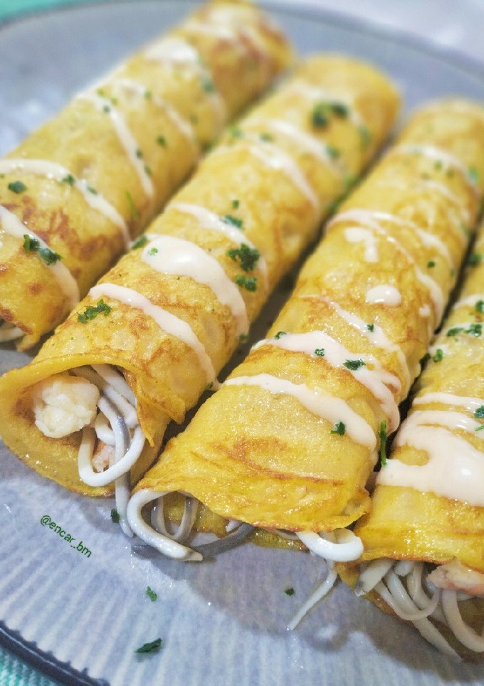 Una foto de Crêpe de calabaza con gulas y langostinos