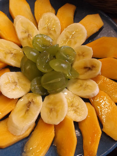 Una foto de Fruta fresca con nata y ricotta, semillas de chía y té Matchá