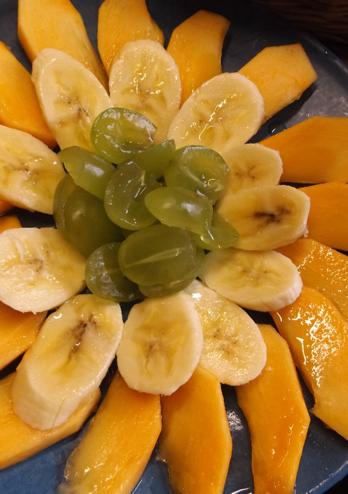 Una foto de Fruta fresca con nata y ricotta, semillas de chía y té Matchá