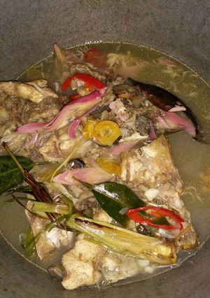 Foto resep Sop kepala ikan bawal + kecombrang...😉😍😘😋😋 asem pedes endes
