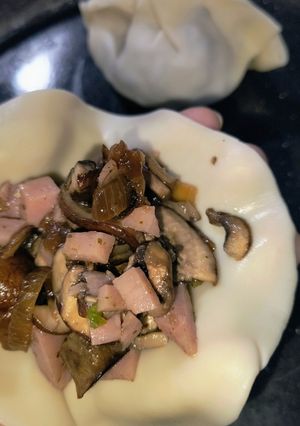 Una foto de Empanadas de champignones, jamón y cebolla
