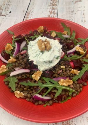 Une photo de Salade de lentilles et betteraves au chèvre frais persillé