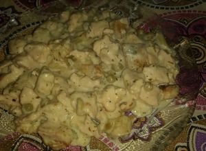 Una foto de Pollito a la Crema de verdeo con Papas y arvejaas 🤤!!
