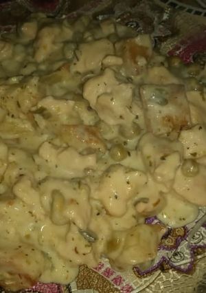 Una foto de Pollito a la Crema de verdeo con Papas y arvejaas 🤤!!