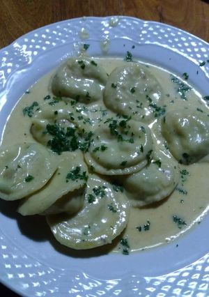 Una foto de Sorrentinos de camarones, mozzarella, ajo y perejil y salsa de 4 quesos