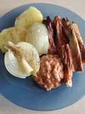 Cebollones, cebolla, patata y salsa romesco