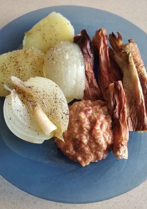 Una foto de Cebollones, cebolla, patata y salsa romesco