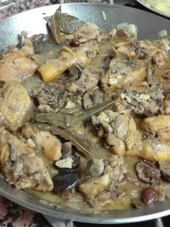 Una foto de Pollo en salsa con setas