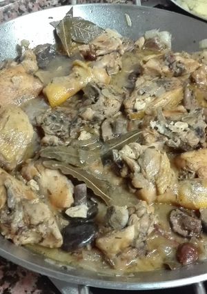 Una foto de Pollo en salsa con setas