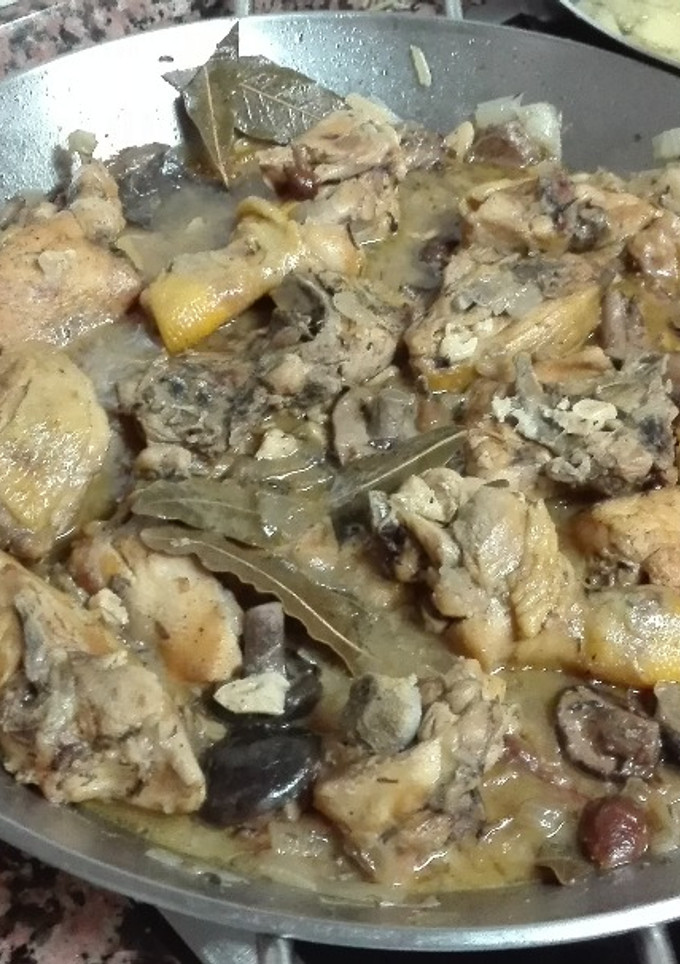 Una foto de Pollo en salsa con setas