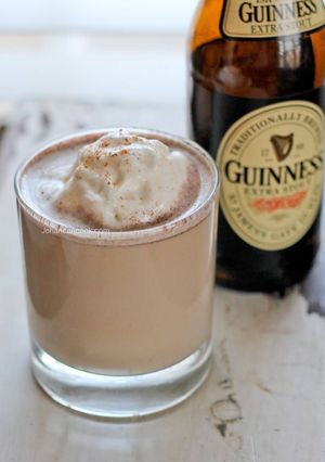 Una foto de Guinness punch - ponche de cerveza negra (bebida jamaicana)