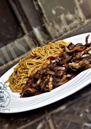 A picture of Fish and onion sauce.