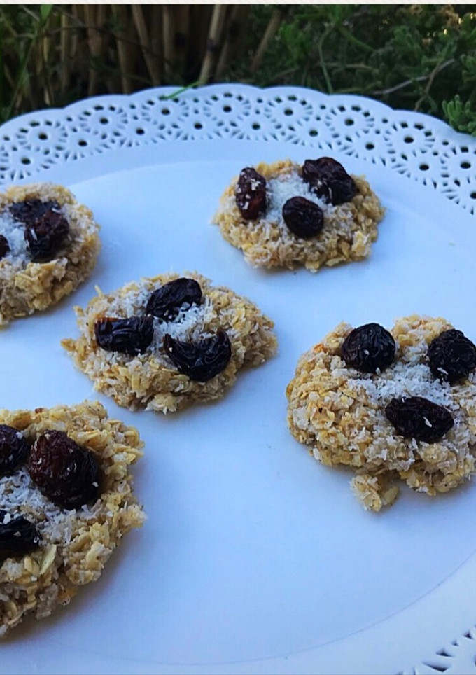 Una foto de Galletitas de avena al microondas sin gluten (con coco, pasas y miel)