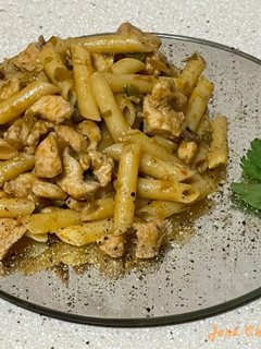 Una foto de Macarrones con pollo, pimientos y berenjenas