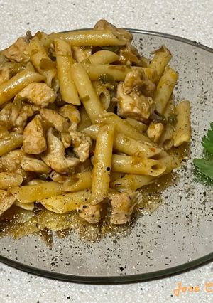 Una foto de Macarrones con pollo, pimientos y berenjenas