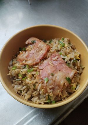 Una foto de Arroz saltado con huevo y tocino