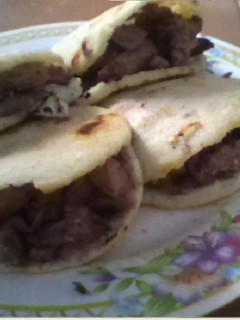 Una foto de Arepas venezolanas con asado de carne