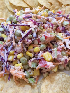 Una foto de Ensalada de atún multicolor