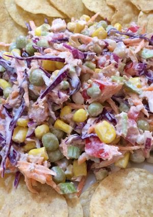 Una foto de Ensalada de atún multicolor
